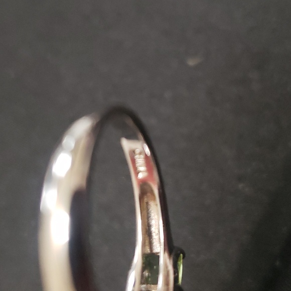 BBJ 925 Six Glass Stone Peridot Ring. - Picture 9 of 10